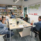 Am Workshop waren beteiligt (v.l.): Alexander Böhner (Ökolandbau), Heiko Lanig (Landschaftspflegeverband Würzburg), Regina Roth (Amt für Ernährung, Landwirtschaft und Forsten Kitzingen-Würzburg), Markus Niedermüller (konventioneller Landbau), Dr. Ute Fricke (Universität Würzburg), Dr. Fabienne Maihoff (Universität Würzburg), Johannes Römert (Ökolandbau). 