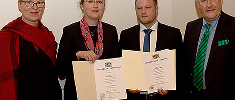 Wissenschaftsminister Ludwig Spaenle (rechts) und Vizepräsidentin Barbara Sponholz (Universität Würzburg, links) gratulieren Anke Krüger und Philipp Singer